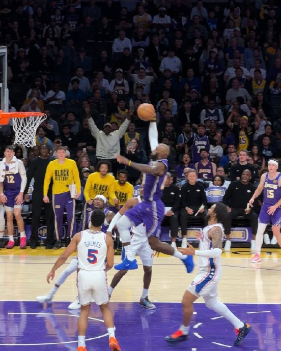 澳门新葡京官方入口_洛杉矶湖人战胜纽约尼克斯，NBA东西部焦点战火热上演(洛杉矶湖人队百度百科)